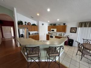 キシミーにあるCullen Villa homeの島の真ん中にあるキッチン