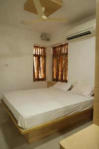 Ένα ή περισσότερα κρεβάτια σε δωμάτιο στο Aaru Residency