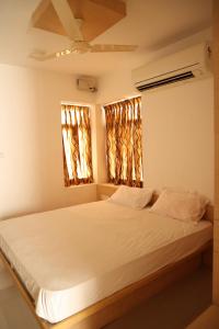 Ένα ή περισσότερα κρεβάτια σε δωμάτιο στο Aaru Residency