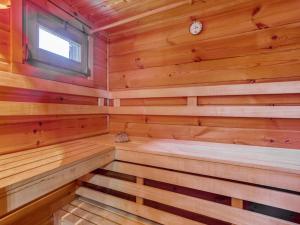 sauna z drewnianymi ścianami i oknem w obiekcie Nice Chalet with sauna in Vosges w mieście Saint-Maurice-sur-Moselle