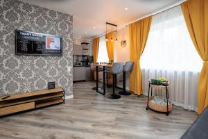 un soggiorno con TV a parete di Apartment Katrina double room a Brocēni