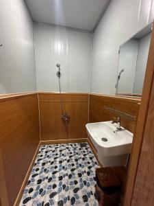 ein Badezimmer mit Waschbecken und Spiegel in der Unterkunft HOTEL Cù Lao 4 Tây Ninh in Tây Ninh + 14 Fotos