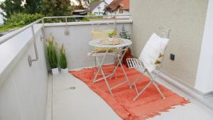 a small balcony with a table and a chair at Boho Chic in Germering