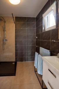 ein Badezimmer mit Dusche und Waschbecken in der Unterkunft U Derca in Gnieżdżewo + 7 Fotos