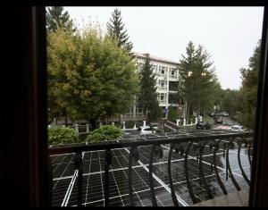 una ventana con vistas a una calle de la ciudad en Vila Tosca, en Bacău 16 fotos más