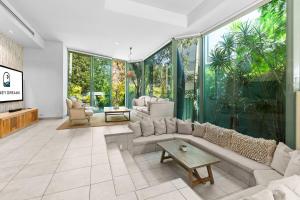 Posezení v ubytování Sun-Drenched Glasshouse Retreat with Pool + 42 fotografií