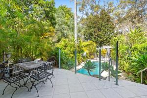 Bazén v ubytování Sun-Drenched Glasshouse Retreat with Pool nebo v jeho okolí