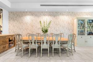 Fotografie z fotogalerie ubytování Sun-Drenched Glasshouse Retreat with Pool v destinaci Sydney