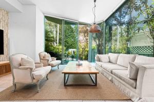 Posezení v ubytování Sun-Drenched Glasshouse Retreat with Pool