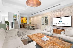 Posezení v ubytování Sun-Drenched Glasshouse Retreat with Pool