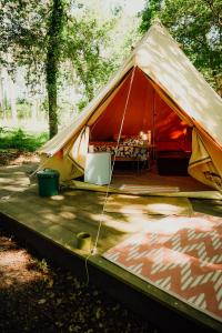 a tent is set up in a forest at Tente Indiana Chênes - La Téouleyre in Saint-Julien-en-Born