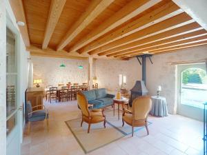 Χώρος καθιστικού στο Maison du Porche 4 étoiles, piscine, 10 voyageurs