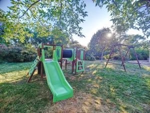 Ο χώρος παιχνιδιού για παιδιά στο Maison du Porche 4 étoiles, piscine, 10 voyageurs