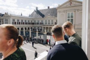 een groep mensen die voor een gebouw staan bij ADAM & EVE Paleisstraat in Den Haag +2 foto's