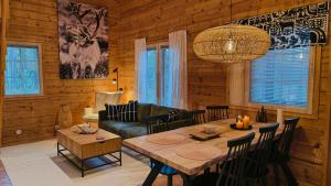 a living room with a table and a couch at Parimökki Kaarni - 1km Ylläksen rinteisiin in Ylläsjärvi +31 photos