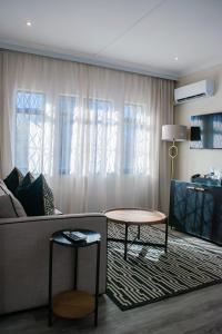 Χώρος καθιστικού στο Cresta Churchill Hotel