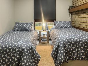 マラクータにあるUnit 11, 6-8 Buckland Drive, Mallacootaのベッド2台と窓のある寝室 +14枚の写真