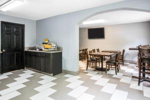 a kitchen and dining room with a table and chairs at Quality Inn Stockbridge Atlanta South in Stockbridge