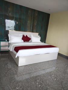 Ένα ή περισσότερα κρεβάτια σε δωμάτιο στο The Aamantran Greens +17 φωτογραφίες