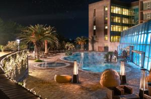 西归浦市Phoenix Island的夜晚，建筑物前的游泳池