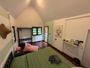 a bedroom with a green bed in a room at Vanara Bungalows in Ko Chang