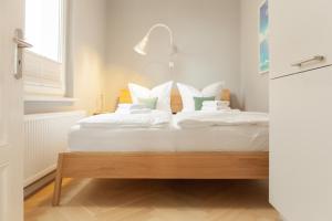 Postel nebo postele na pokoji v ubytování OSTKÜSTE - Kaiser Karl Design Apartments