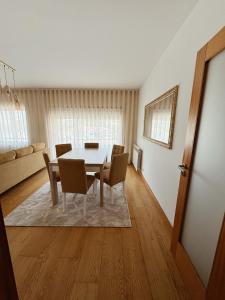 Un comedor con mesa y sillas en Badita House, en Caminha