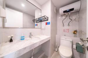 Ένα μπάνιο στο Dreamscape villa xiaozhu loft apartment 100 meters to the beach +35 φωτογραφίες