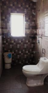 Ένα μπάνιο στο Cozy 3BHK Apartment near Zalor Beach , Goa Getaway