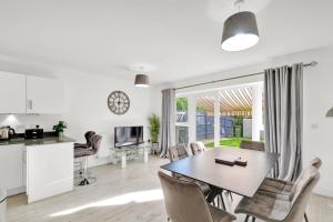 Η κουζίνα ή μικρή κουζίνα στο Foxherne 6BDR 3BA Serviced House with Parking - Slough By 360Stays