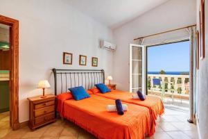 Postel nebo postele na pokoji v ubytování Villa Girasol by Villa Plus + 21 fotografií