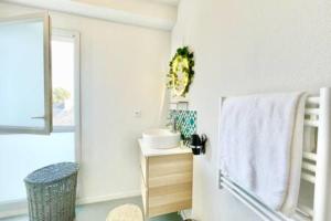 Postel nebo postele na pokoji v ubytování The White Lion downtown and balcony + 28 fotografií