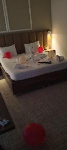 Bett in einem Zimmer mit roten Kissen in der Unterkunft Résidence touristique marcadal by Mon rêve in Fort de lʼEau + 12 Fotos