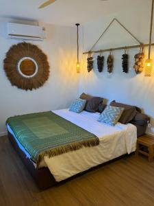 Ban Nong ChaengにあるAnanda Villa, like home, but betterのベッドルーム1室(壁に鏡付きのベッド1台付)