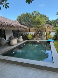 Ban Nong ChaengにあるAnanda Villa, like home, but betterの家の前のプール