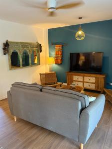 Ban Nong ChaengにあるAnanda Villa, like home, but betterのソファと薄型テレビのあるリビングルーム +29枚の写真