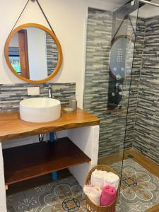 Ban Nong ChaengにあるAnanda Villa, like home, but betterの洗面台とシャワー付きのバスルーム