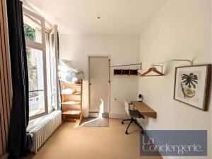 an office with a desk and a window at L'Auberge Maillochon- Poitiers Gare - Appart'Hôtel - 3 Chambres in Poitiers