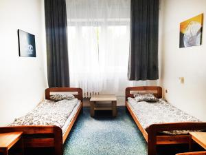 ルブリンにあるmHostel24の窓のある部屋にベッドが2つある
