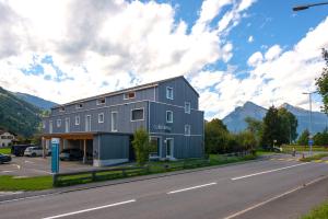 een groot grijs gebouw aan de kant van een weg bij Cubilaris Motel in Bad Ragaz