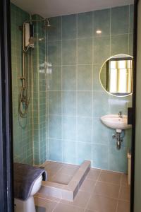 een badkamer met een wastafel, een toilet en een douche bij Wat We See Hostel in Khlong San
