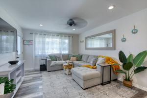 una sala de estar con un sofá y una mesa en Tropical Vibes Bungalow w Pool, en Ormond-by-the-Sea
