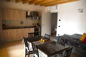 una cucina e una sala da pranzo con tavolo e sedie di Agriturismo Ai Tre Fienili a Ponti Sul Mincio