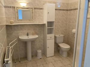 Koupelna v ubytování Gite du theil au servant + 14 fotografií