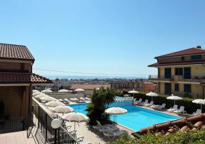 Bazén v ubytování Holihome Vascello B21 nebo v jeho okolí