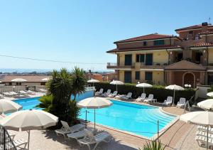 Bazén v ubytování Holihome Vascello B21 nebo v jeho okolí