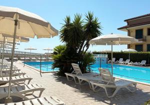 Bazén v ubytování Holihome Vascello B21 nebo v jeho okolí