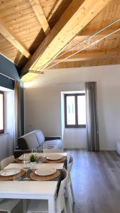 Posezení v ubytování SUITE Rosso Conero - Le Grotte Rooms And Apartments + 18 fotografií