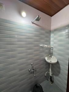 een badkamer met een wastafel en een toilet bij River stream Nest homestay in Madikeri