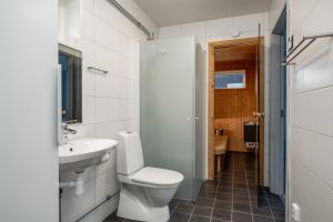 a bathroom with a toilet and a sink at Bergsgården Lodge Järvsö - Ski In Ski Out med bastu invid Järvsöbacken - OBS!!! BYTESDAGAR ÄR ENDAST TORS O SÖND OBS!!! in Järvsö +47 photos